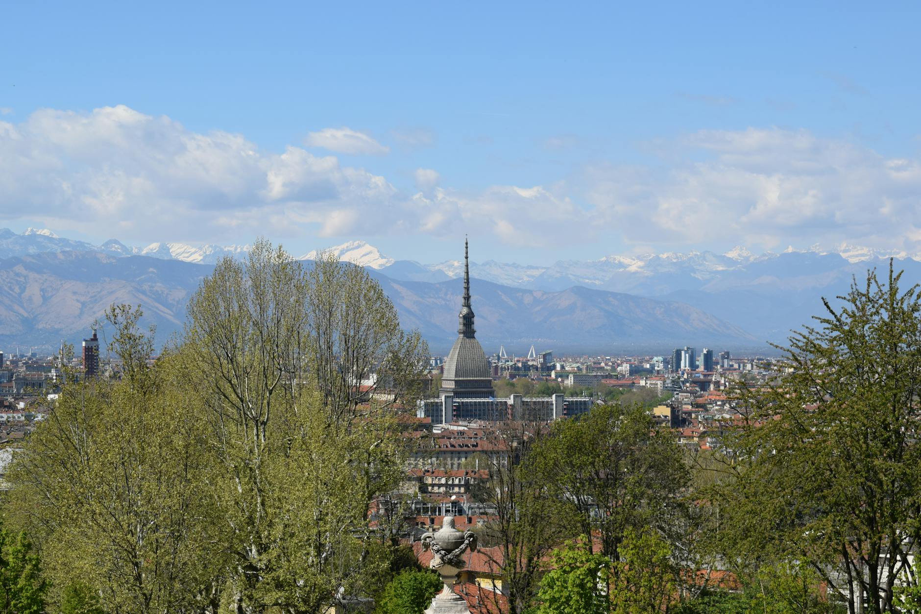 Panorama Turynu z Mole Antonelliana i Alpami w słoneczny dzień