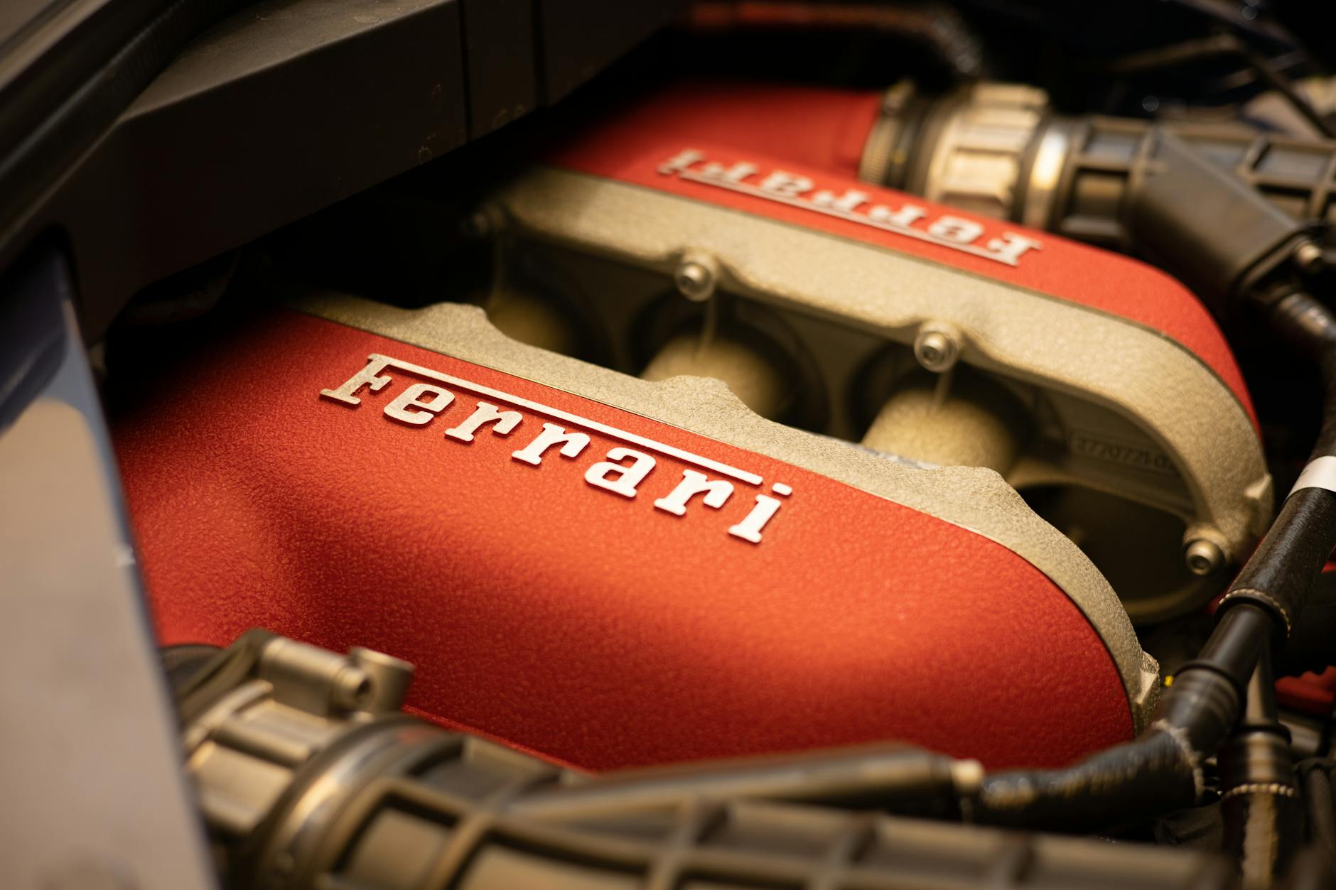 Zbliżenie na silnik sportowego samochodu w luksusowym gran turismo