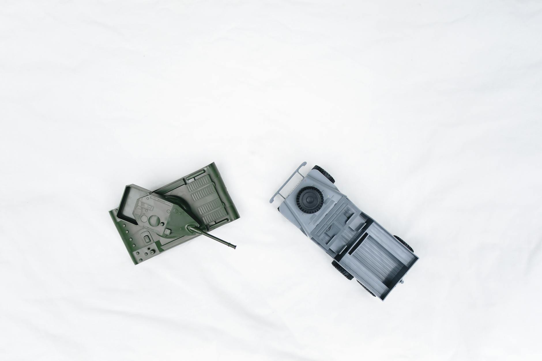 Zestaw wojskowych modeli: czołg i jeep widziane z góry na białym tle