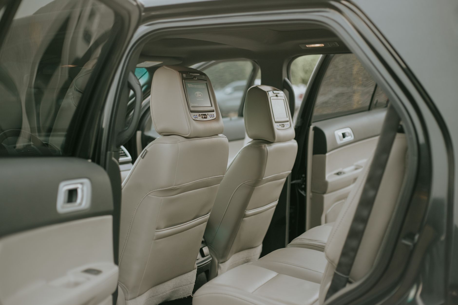Luksusowe wnętrze SUV-a Changan z skórzanymi fotelami i ekranami