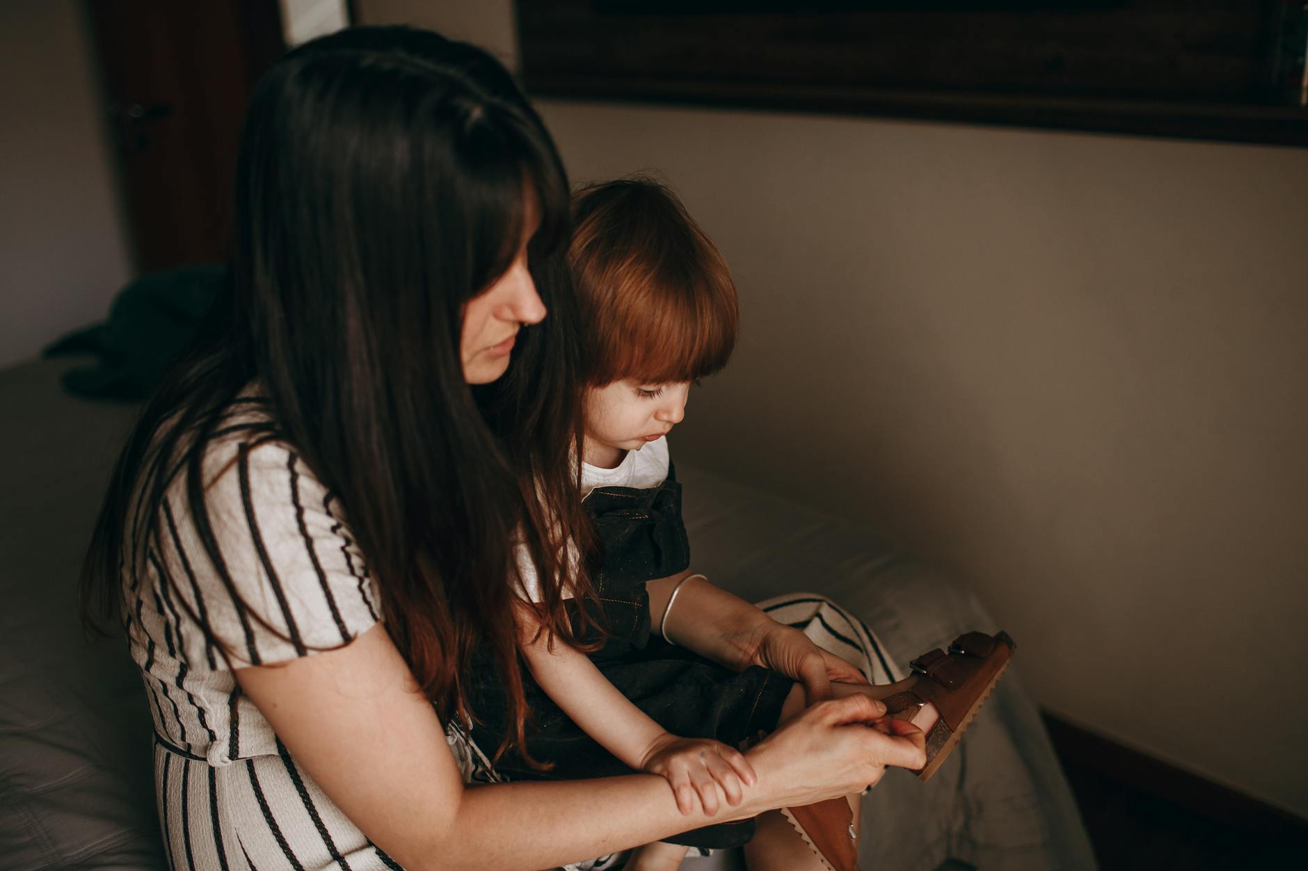 Mama wspierająca córeczkę podczas wspólnej nauki w domu