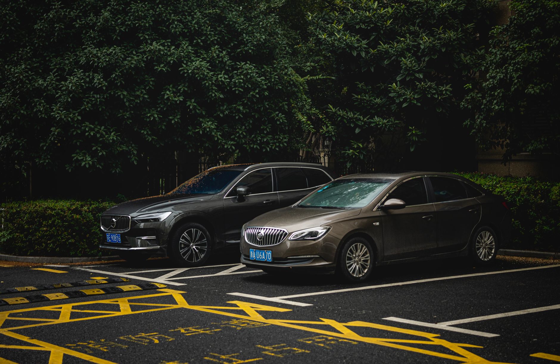 Ranking SUV-ów Changan: który model ma najlepszy stosunek ceny do jakości? SUV i sedan Changana zaparkowane obok siebie na miejskim parkingu