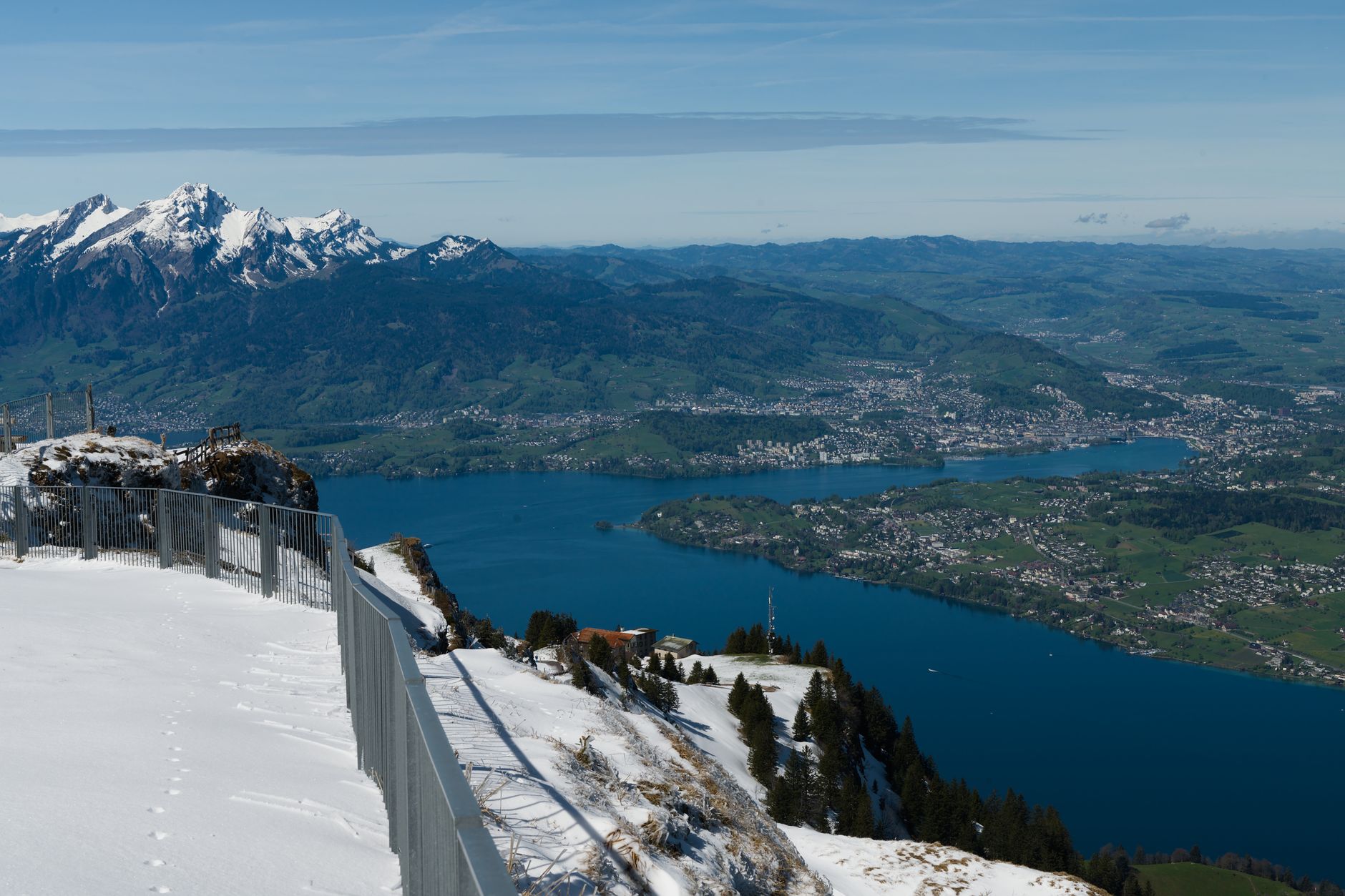 Widok z góry Rigi na Jezioro Czterech Kantonów i Alpy Szwajcarskie