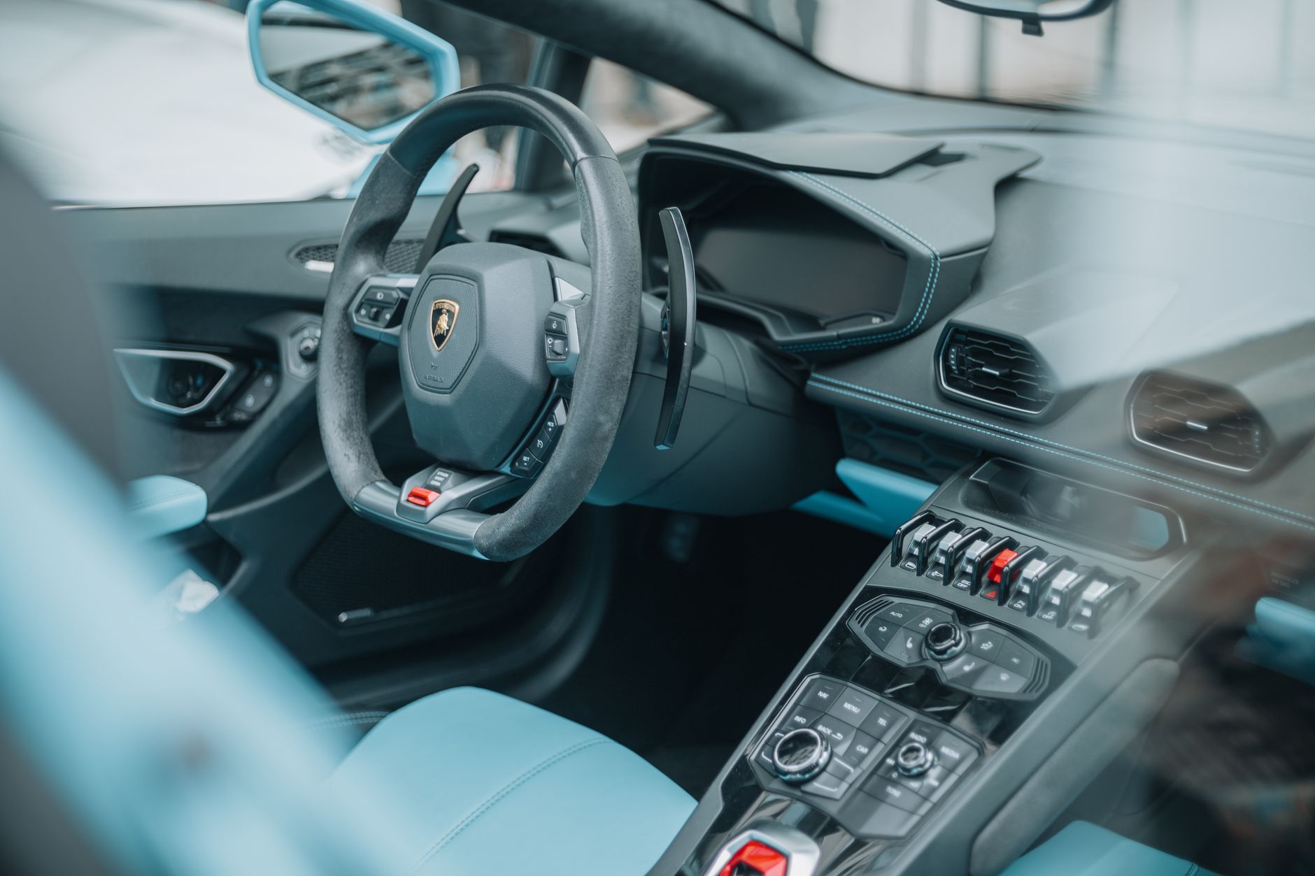 Wnętrze luksusowego sportowego Aston Martina o nowoczesnym designie