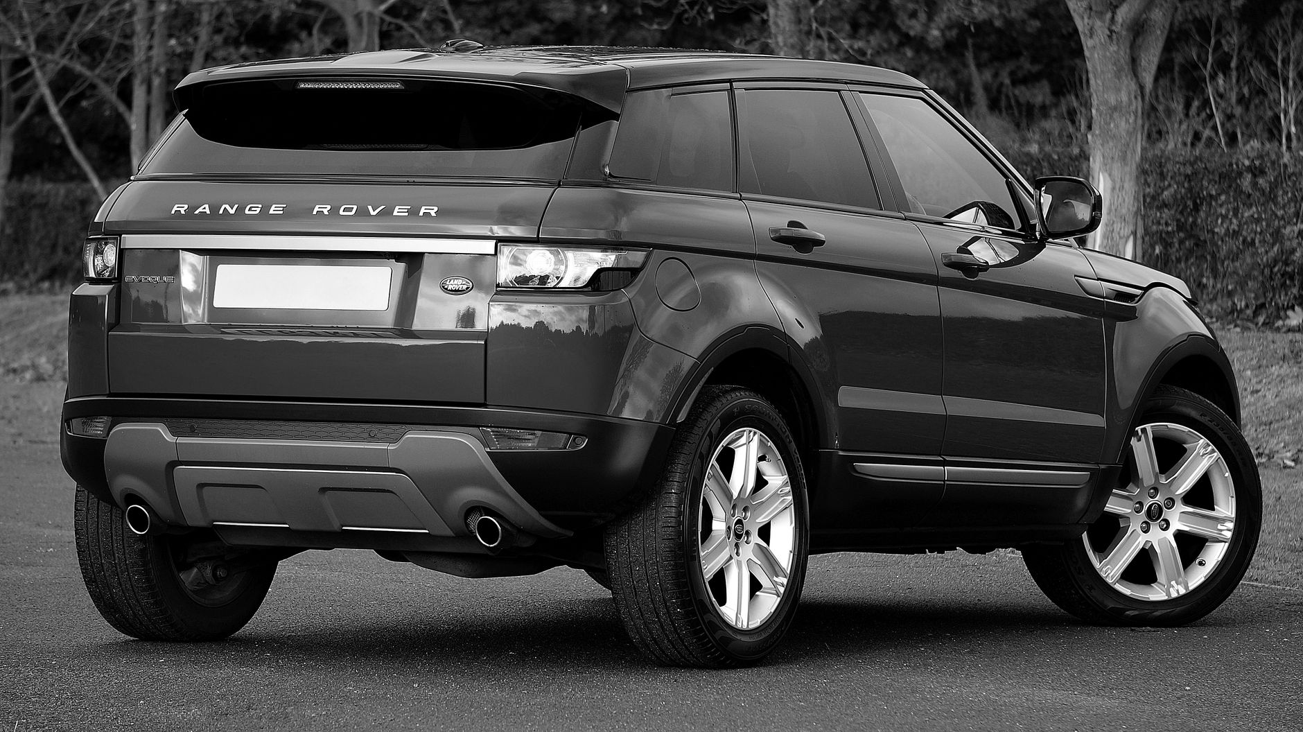 Dacia Duster SUV zaparkowana na zewnątrz, podkreślająca nowoczesną stylistykę