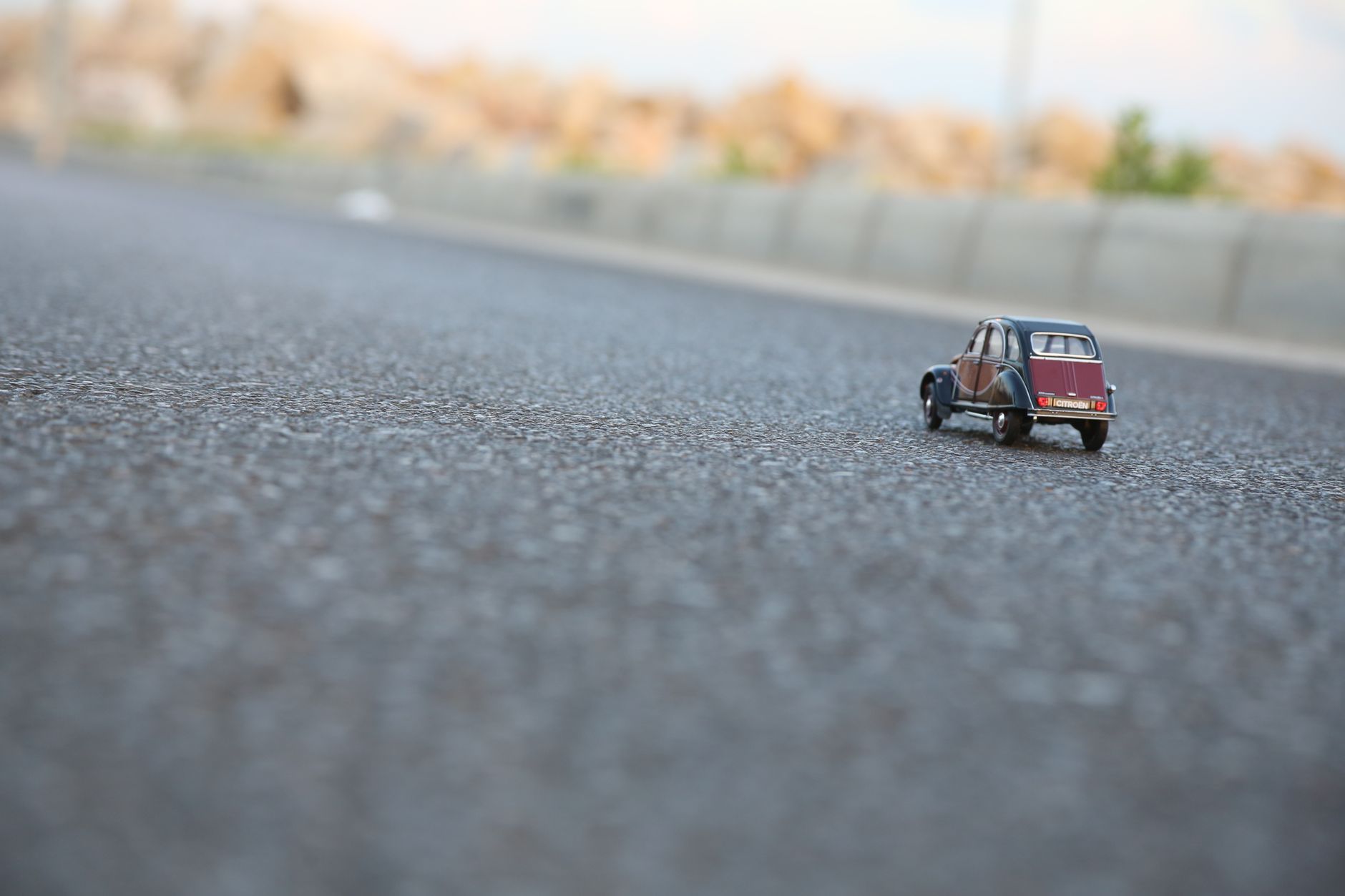 Miniaturowy model miejskiego Citroena na asfaltowej drodze z bliska